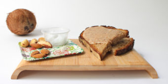 tartine de pain avec pate à tartiner maison aux amandes et aux noix du brésil et de coco